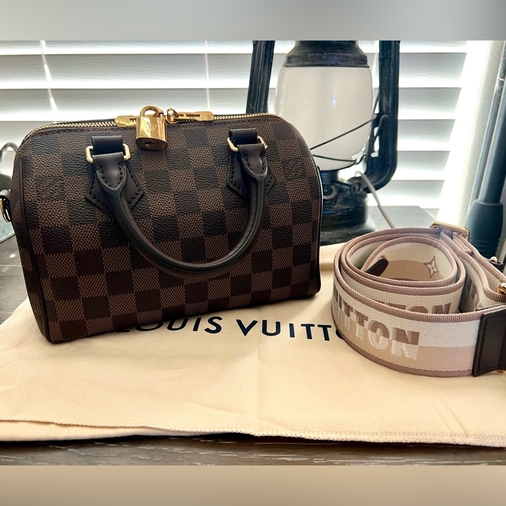 LOUIS VUITTON 
Damier Ebene Speedy Bandouliere 20
